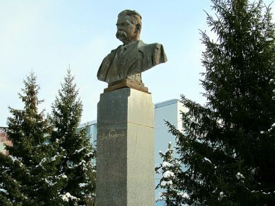 Бюст А.М.Горького на гранитном постаменте