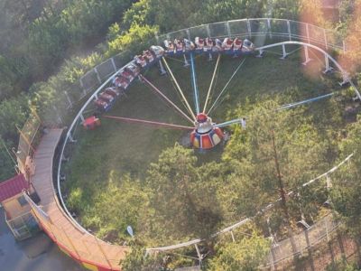 В Парке культуры и отдыха Якутска сошел с рельсов вагон аттракциона «Веселые горки»