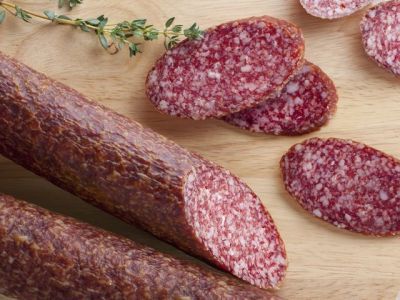 Новое исследование сервелата: колбаса становится вкуснее и безопаснее