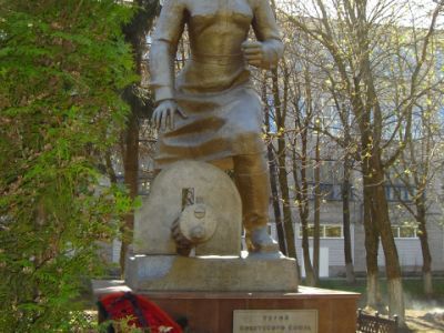 Памятник Герою Советского Союза М.Маметовой