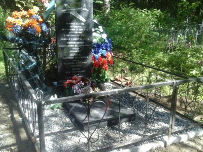 Братская могила советских летчиков