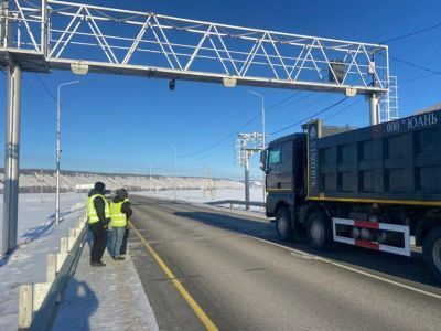 Большегрузы начнут штрафовать с марта за перевес на дорогах «Нам» и «Умнас» в Якутии