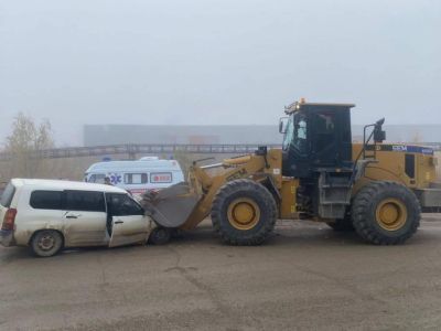 Пьяный водитель устроил ДТП с погрузчиком в Якутске