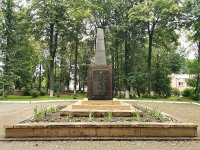 Братская могила советских воинов