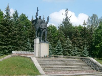 Братская могила 37 советских воинов и партизан, погибших в 1943 г. в боях с немецко-фашистскими захватчиками при освобождении села Суземка