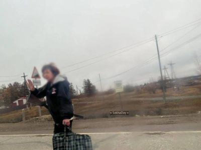 Женщину с ружьем заметили на дороге в Хангаласском районе Якутии