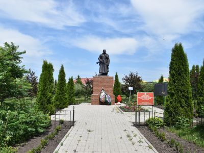 Братская могила советских воинов, погибших в боях с фашистскими захватчиками в 1943 году. Захоронено 27 человек, имена установлены. Скульптура советского воина