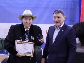 На призы 102-летнего ветерана Наума Слепцова провели матч-турнир по шахматам и шашкам