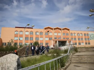 Глава Якутии осмотрел ход капитального ремонта школы № 23 в Айхале
