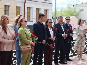 В Якутске в День национальной печати возложили цветы к памятнику Василию Никифорову-Кюлюмнюру