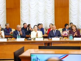 Айсен Николаев вручил государственные награды отличившимся якутянам