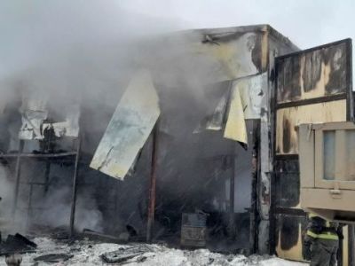 В Якутске сгорел двухэтажный гараж с грузовым автомобилем