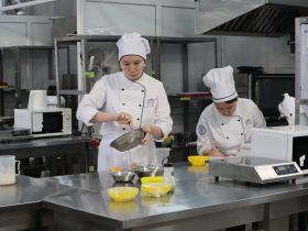 Участники «Вкуса Севера» приготовили меренгу с таежными ягодами и рыбные мини-пироги