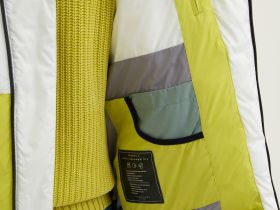 Утепленная куртка с контрастной отделкой