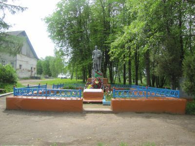 Братская могила Советских воинов, погибших в 1941-1943 гг. в боях с немецко-фашистскими захватчиками. Установлена скульптура