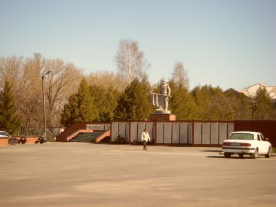 Братская могила воинов Советской Армии, погибших и умерших от ран в период Великой Отечественной войны