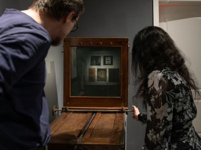 Билеты на Экскурсии по выставке «Внутри старинного фотоаппарата» (Росфото) / Экскурсия | Афиша | ИнфоТаймс