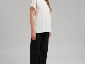 Свободная блузка с v-вырезом