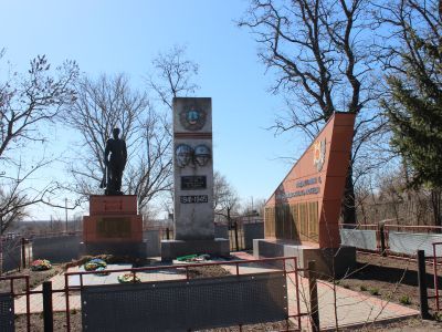 Братская могила советских воинов, погибших в боях с фашистскими захватчиками в 1943 году, и викторопольских комсомольцев, погибших в том же году при освобождении совхоза "Викторополь" от фашистских оккупантов. Захоронено 40 человек, установлены имена 9 че