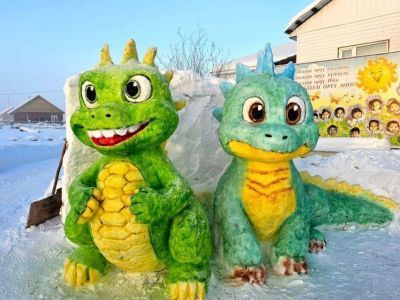 Фотофакт: два снежных дракончика украсили село Крест-Хальджай Томпонского района