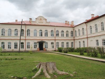 Здание бывшего Никольского педагогического техникума (в настоящее время школа-интернат), в котором в 1927-1931 гг. учился поэт Александр Яковлевич Яшин (Попов)