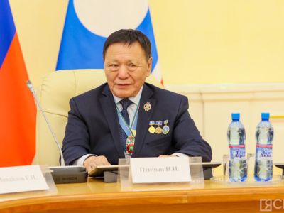 В Якутске с 75-летием поздравили заслуженного экономиста России Владимира Птицына