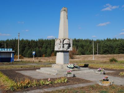Братская могила советских воинов, погибших в боях с фашистскими захватчиками в 1943 году. Захоронено 3 человека, имена установлены. Обелиск