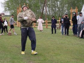 Монгольский спортсмен победил в перетаскивании 130-килограммового камня на Ысыахе мадьыны