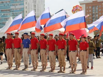 Юнармейцев Якутии наградили нагрудными знаками в День России