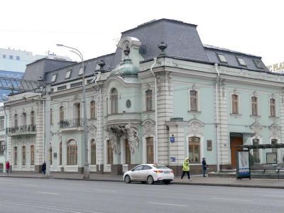 Городская усадьба Е.А.Зарина - Н.С.Долгорукова - Н.В.Кузнецовой, кон. XVIII в. - нач. XX в.: жилой дом, 1793-1795 гг., 1893 г., 1898 г., архитекторы Ф.О.Шехтель, И.С.Кузнецов, В.Г.Иванов, скульптор С.Т.Коненков