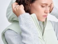 Утепленный жилет с капюшоном