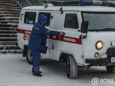 В Якутске из окна 9-этажного дома выпал человек