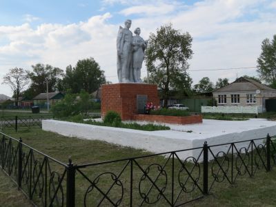 Братская могила советских воинов, погибших в боях с фашистскими захватчиками в 1943 году. Захоронено 30 человек, имя одного человека установлено. Скульптура советского воина