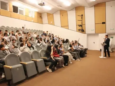 Для учащихся Арктической школы провели урок цифрового ликбеза /    