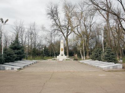 Братская могила летчиц, погибших при освобождении Кубани от немецко-фашистских захватчиков. Здесь же похоронена Герой Советского Союза Е. Носаль(1942 - 1943)