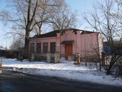 Земское училище, ныне начальная школа №5. Здесь в 1905-1908гг. училась М. Рябинина, боец 25-й Чапаевской дивизии, геройски погибшая в бою с колчаковцами под Уфой