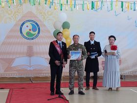 Сергей Местников поздравил с последним звонком выпускников «Айыы кыhата»