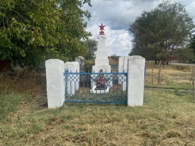 Могила неизвестного воина Советской Армии, погибшего в 1943 году