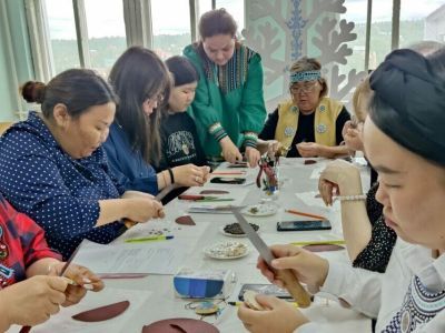 В Оленёкском районе прошёл мастер-класс по изготовлению оберегов из рога оленя