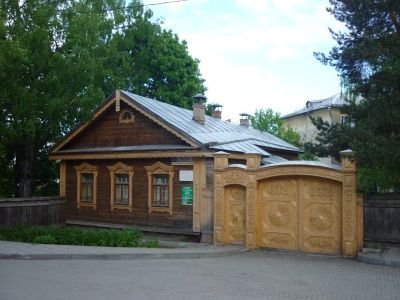 Дом, в котором родился и жил (1857-1928 гг.) известный художник Хохряков Н.Н.