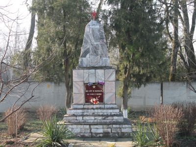 Братская могила советских воинов, погибших в боях с фашистскими захватчиками