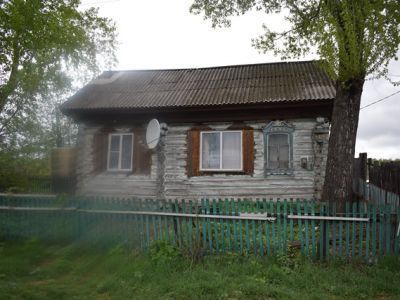 Деревянный жилой дом конца XIX века начала XX века с обильной пропильной резьбой по карнизам и наличниками