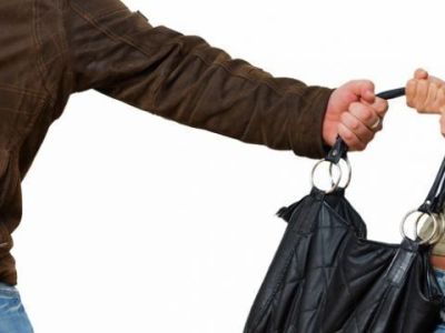 В Нерюнгри в подъезде жилого дома ранее судимый мужчина ограбил женщину