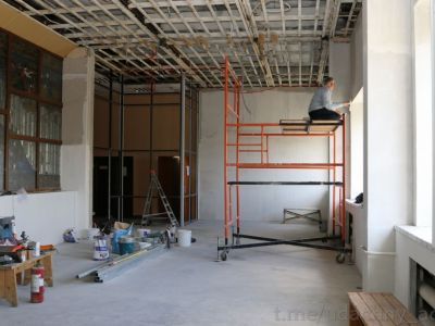 Строительные работы в помещении театральной студии Удачного идут к завершению