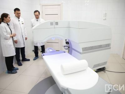 Глава Якутии ознакомился с работой нового оборудования в офтальмологической больнице