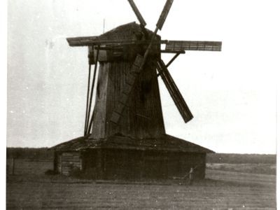 Деревянная ветряная мельница-маслобойня