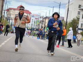 Сотни якутян в национальной одежде пробежали на марафоне Олонхо