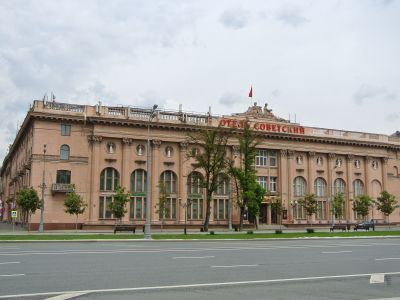 Гостиница "Советская", XIX в., 1910-е гг., 1930-е гг., 1949 г., архитекторы А.Э.Эрихсон, П.Н.Рагулин, И.И.Ловейко, В.Лебедев, П.Штеллер. Здесь в июне 1941 года была сформирована 18-я дивизия народного ополчения Ленинградского района города Москвы. С 1969 