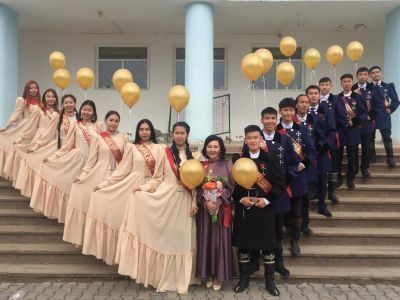 ФОТОФАКТ: Выпускники на последний звонок нарядились в национальную одежду