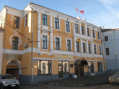 Здание, которое построено в 1910 году, использовалось под лавки, банк, жилье